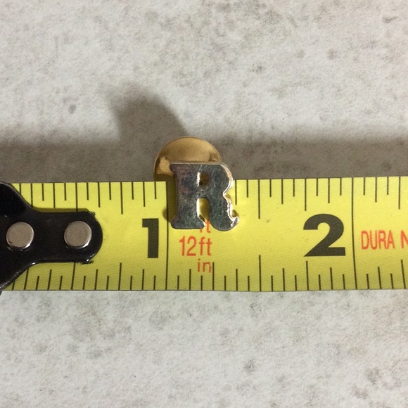 Gold R tie clasp pin - Picture 6 of 6